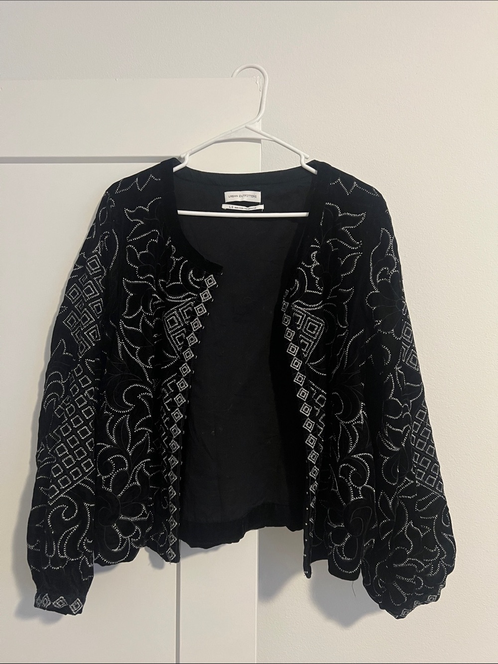 Urban Outfitters Embroidered Black Women's Cardigan Sweater sz Large